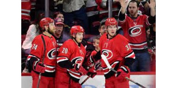 Les Hurricanes de la Caroline 4-3 renversent les Predators